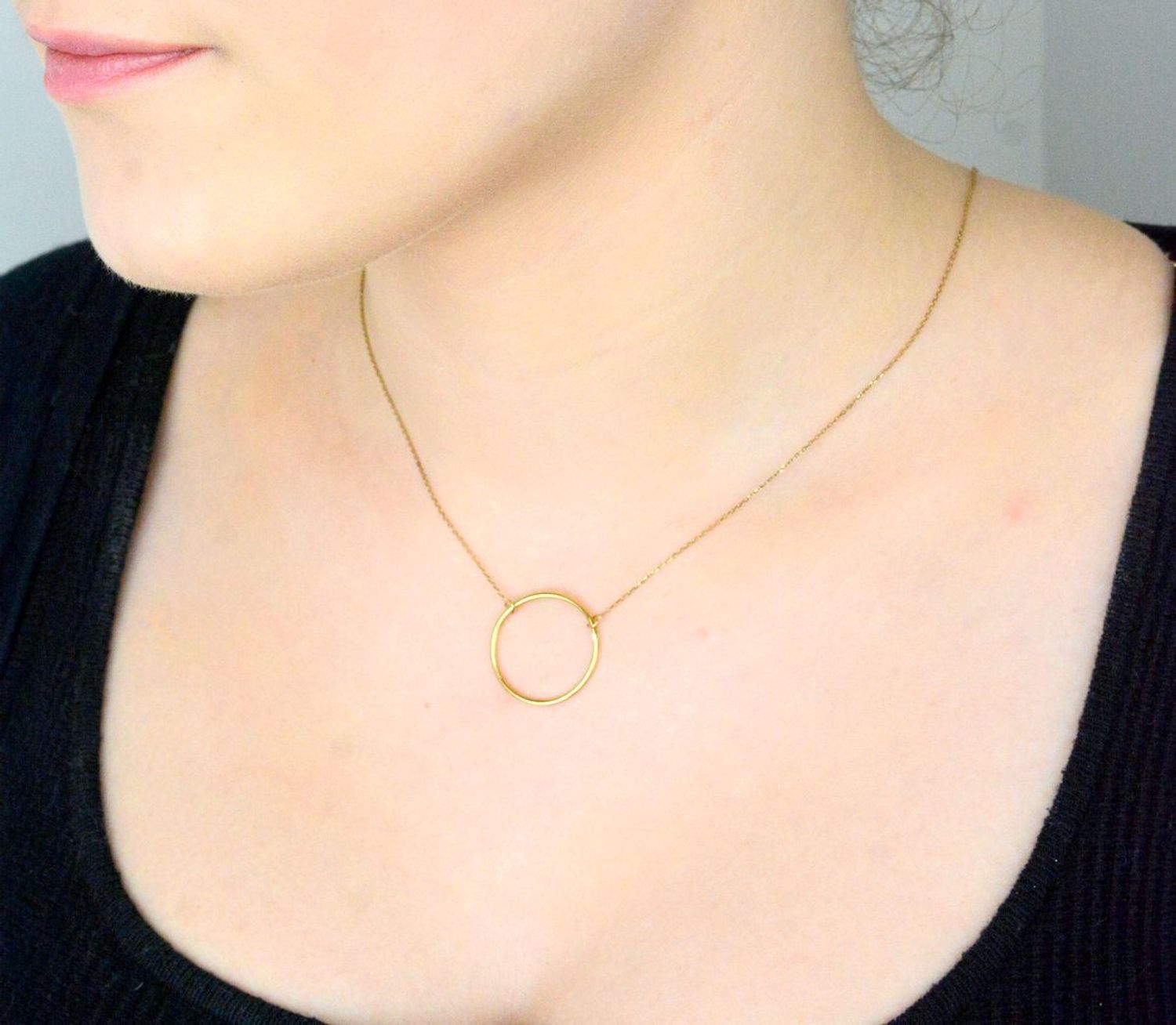 Złoty naszyjnik celebrytka duże puste kółko 333- NSZ-000000-021-333. Naszyjnik celebrytka kółeczko wykonany z 8-karatowego złota. Prezentowany złoty naszyjnik to doskonała propozycja 1.jpg