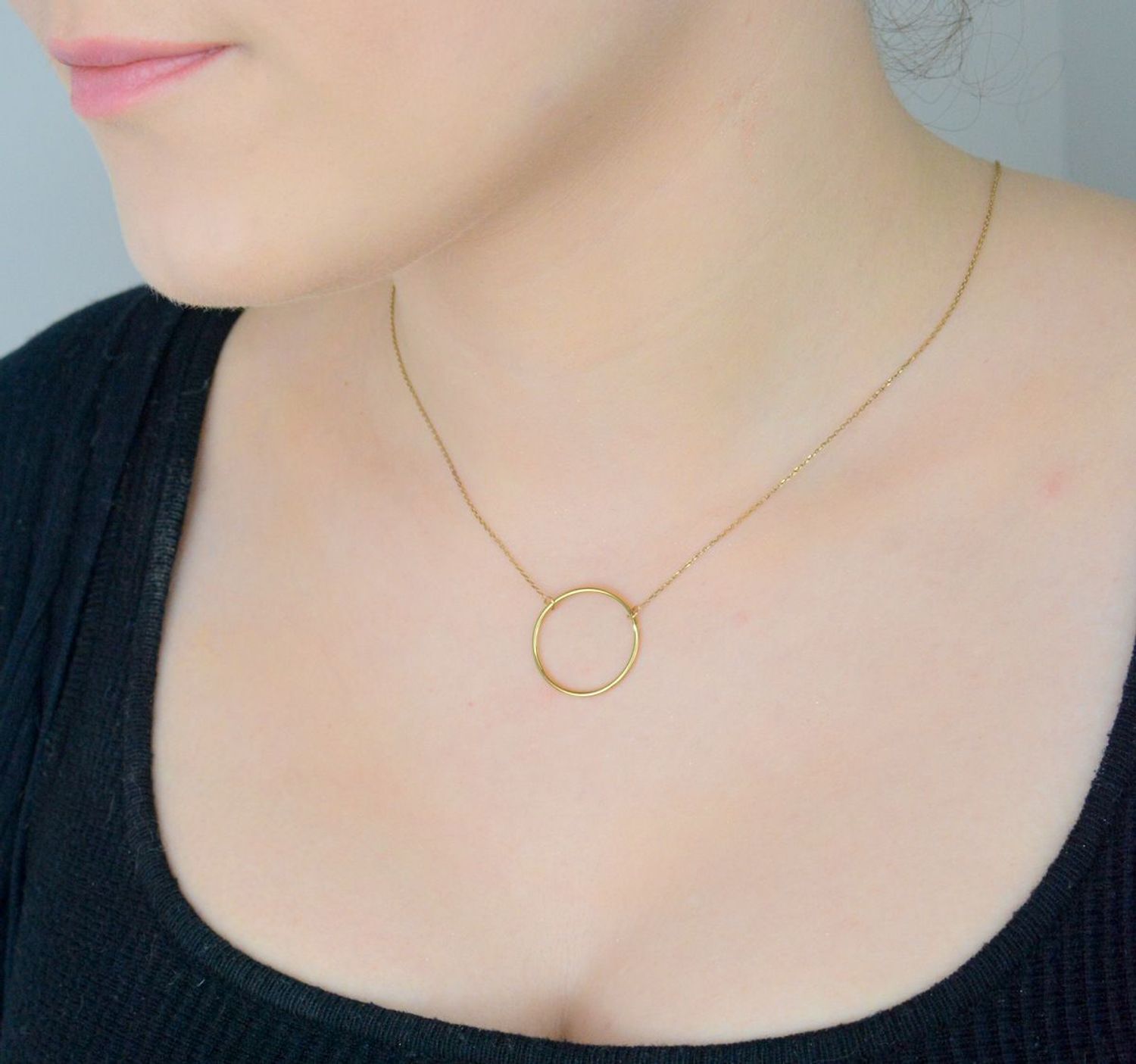 Złoty naszyjnik celebrytka duże puste kółko 333- NSZ-000000-021-333. Naszyjnik celebrytka kółeczko wykonany z 8-karatowego złota. Prezentowany złoty naszyjnik to doskonała propozycja 1.jpg