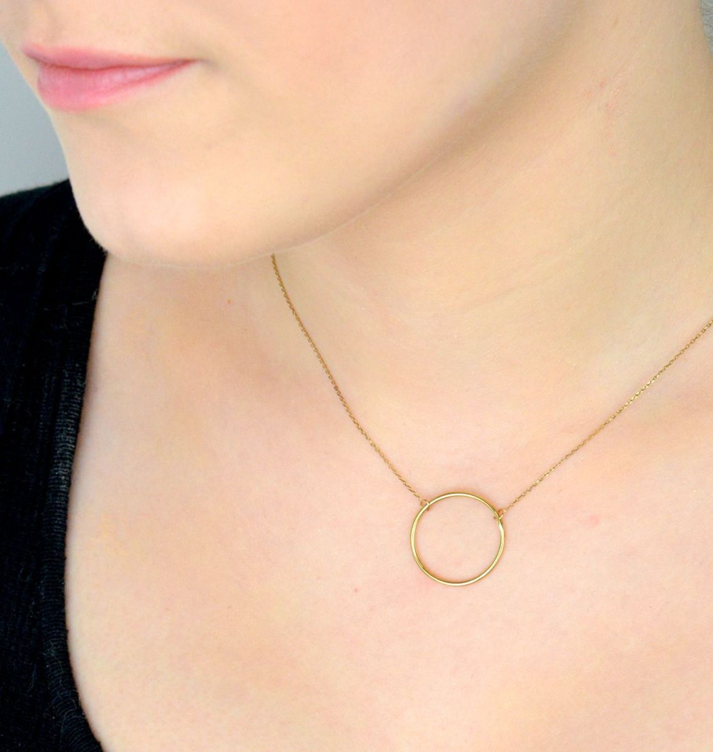 Złoty naszyjnik celebrytka duże puste kółko 333- NSZ-000000-021-333. Naszyjnik celebrytka kółeczko wykonany z 8-karatowego złota. Prezentowany złoty naszyjnik to doskonała propozycja 1.jpg