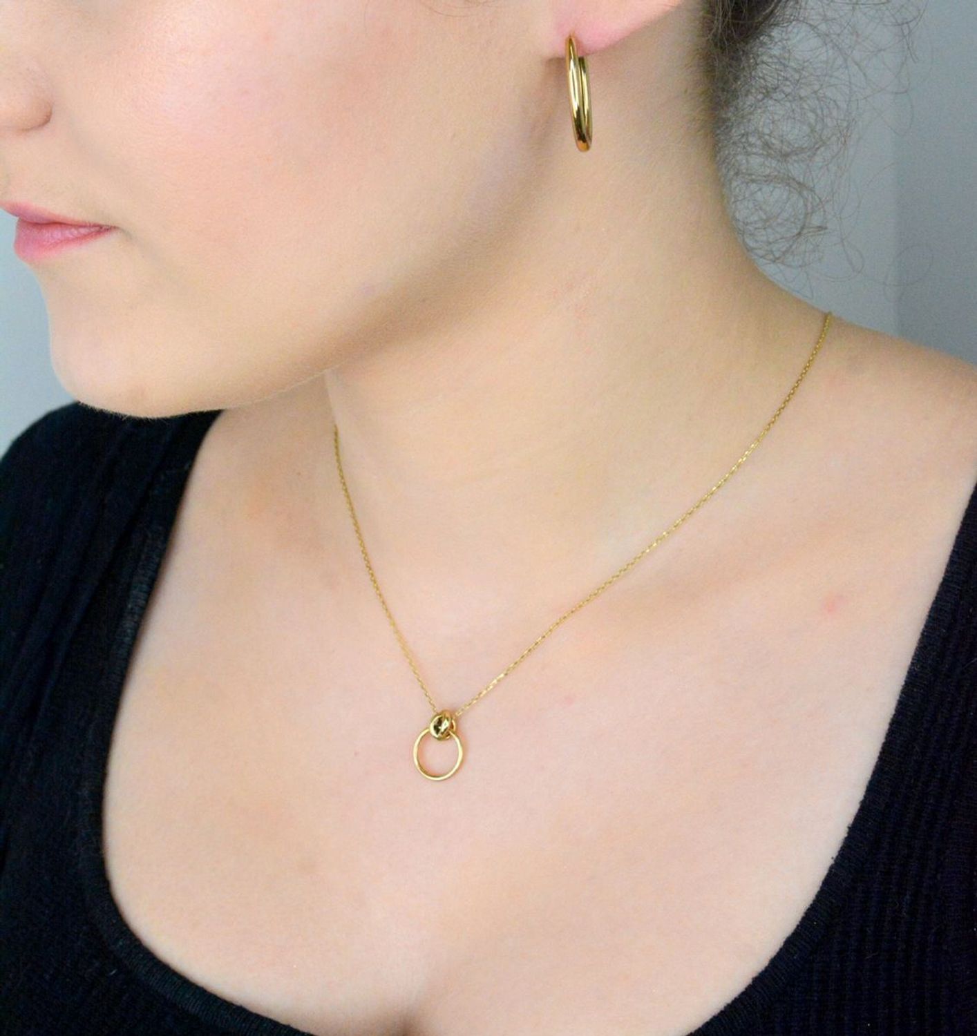 Naszyjnik złoty damski  z kółkiem i małym supełkiem 333 - NSZ-000000-023-333. Naszyjnik damski wykonany z żółtego złota o subtelnym wzorze.1.jpg