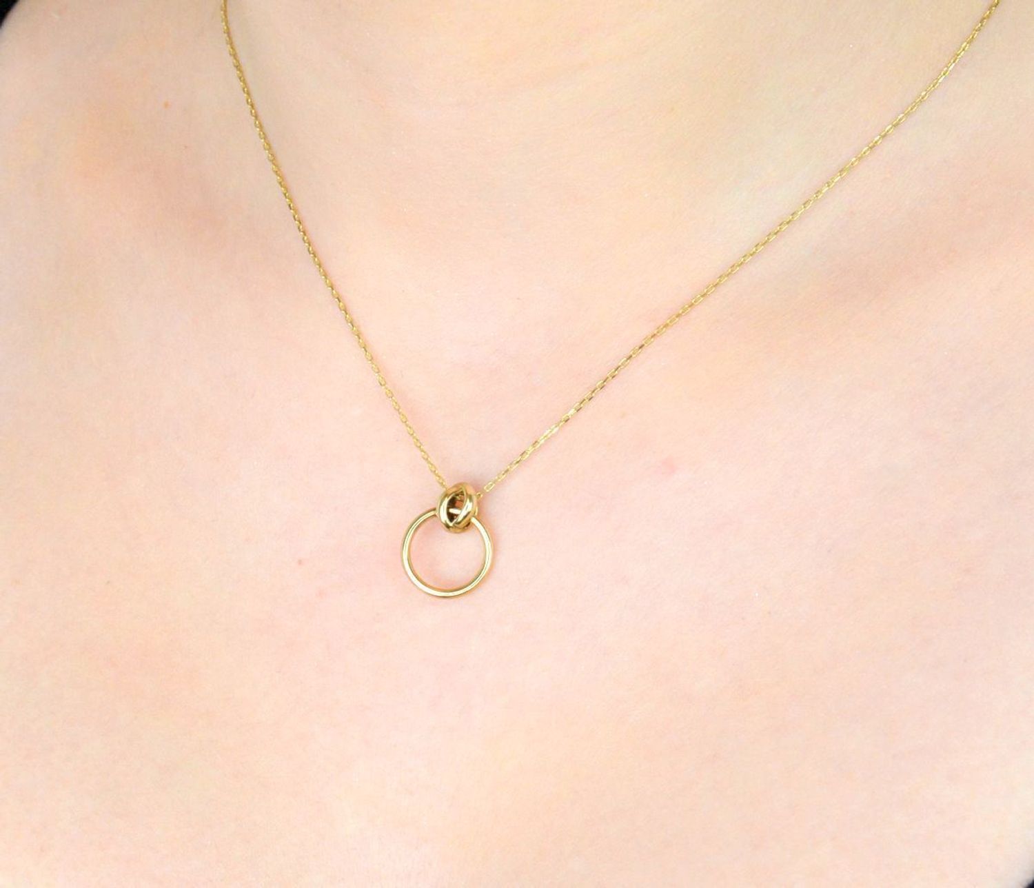 Naszyjnik złoty damski  z kółkiem i małym supełkiem 333 - NSZ-000000-023-333. Naszyjnik damski wykonany z żółtego złota o subtelnym wzorze.1.jpg