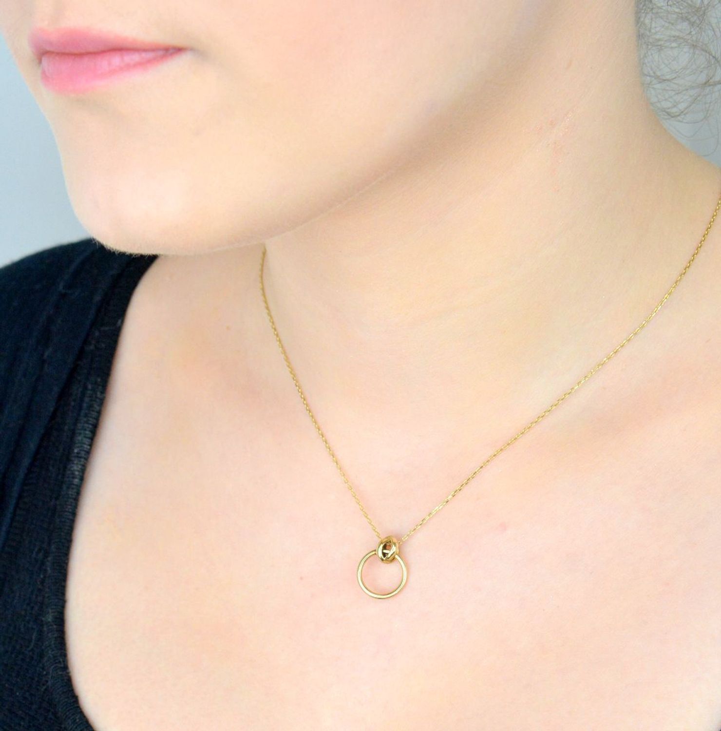 Naszyjnik złoty damski  z kółkiem i małym supełkiem 333 - NSZ-000000-023-333. Naszyjnik damski wykonany z żółtego złota o subtelnym wzorze.1.jpg