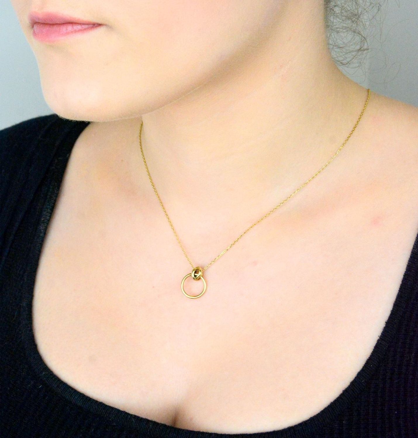 Naszyjnik złoty damski  z kółkiem i małym supełkiem 333 - NSZ-000000-023-333. Naszyjnik damski wykonany z żółtego złota o subtelnym wzorze.1.jpg