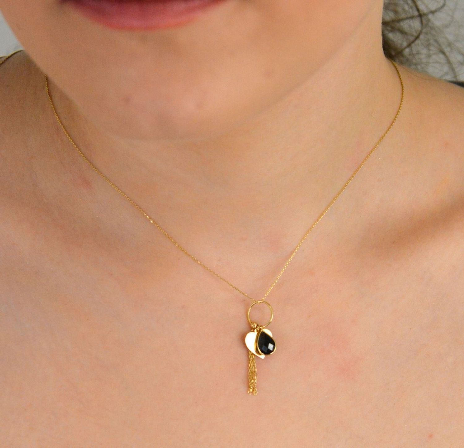 Złoty naszyjnik damski 585 z serduszkiem i czarną łezką. Niezwykle szykowny i delikatny naszyjnik wykonany z najwyższej jakości 14 –karatowego żółtego złota to elegancki dodatek do wielu 1.jpg