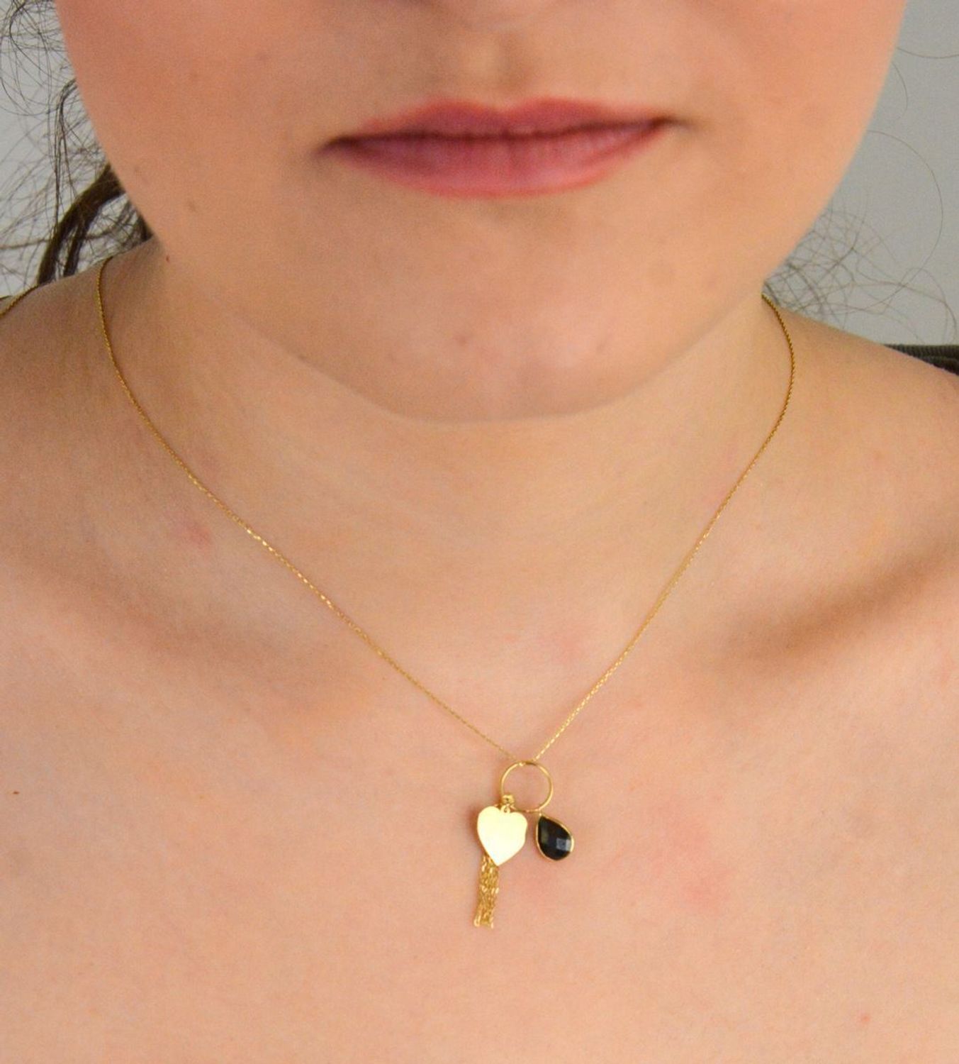 Złoty naszyjnik damski 585 z serduszkiem i czarną łezką. Niezwykle szykowny i delikatny naszyjnik wykonany z najwyższej jakości 14 –karatowego żółtego złota to elegancki dodatek do wielu 1.jpg