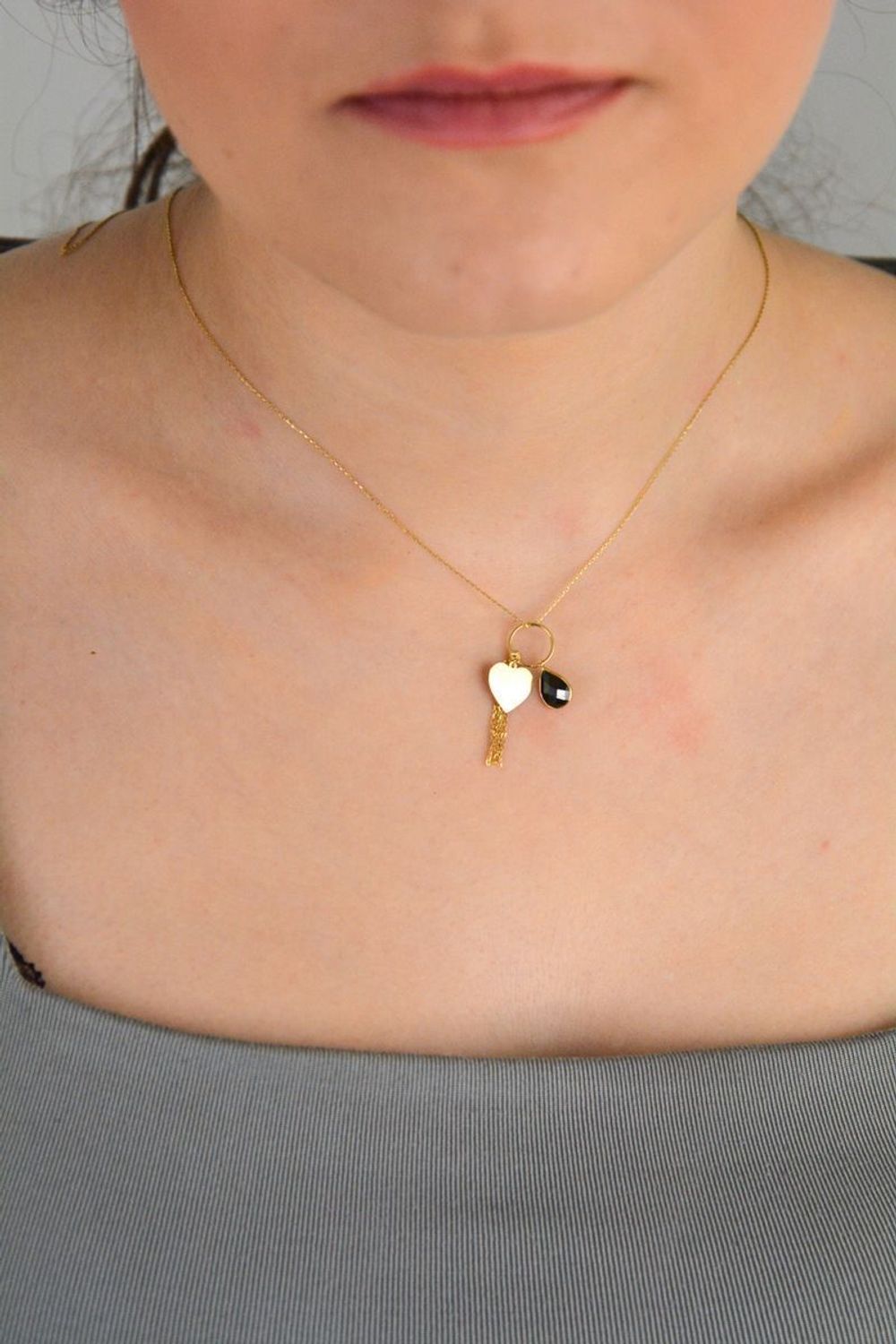 Złoty naszyjnik damski 585 z serduszkiem i czarną łezką. Niezwykle szykowny i delikatny naszyjnik wykonany z najwyższej jakości 14 –karatowego żółtego złota to elegancki dodatek do wielu 1.jpg