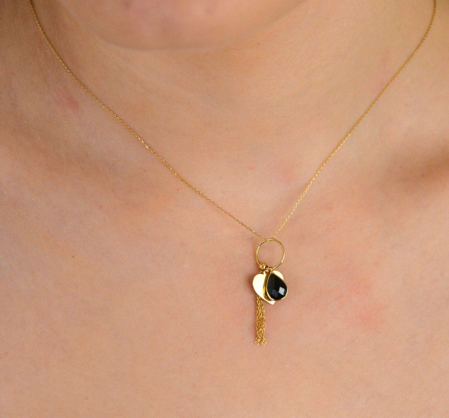 Złoty naszyjnik damski 585 z serduszkiem i czarną łezką. Niezwykle szykowny i delikatny naszyjnik wykonany z najwyższej jakości 14 –karatowego żółtego złota to elegancki dodatek do wielu 1.jpg