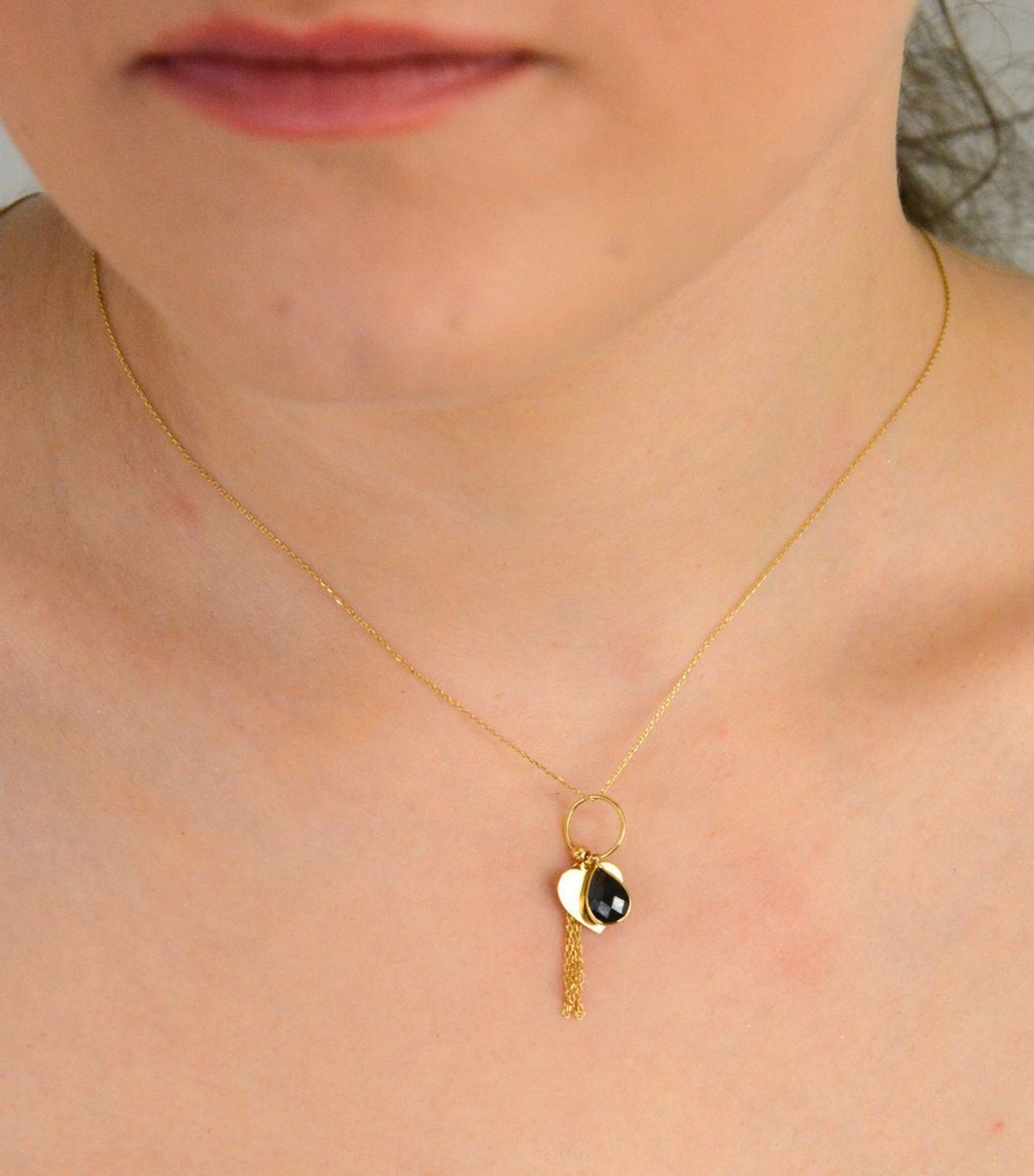 Złoty naszyjnik damski 585 z serduszkiem i czarną łezką. Niezwykle szykowny i delikatny naszyjnik wykonany z najwyższej jakości 14 –karatowego żółtego złota to elegancki dodatek do wielu 1.jpg