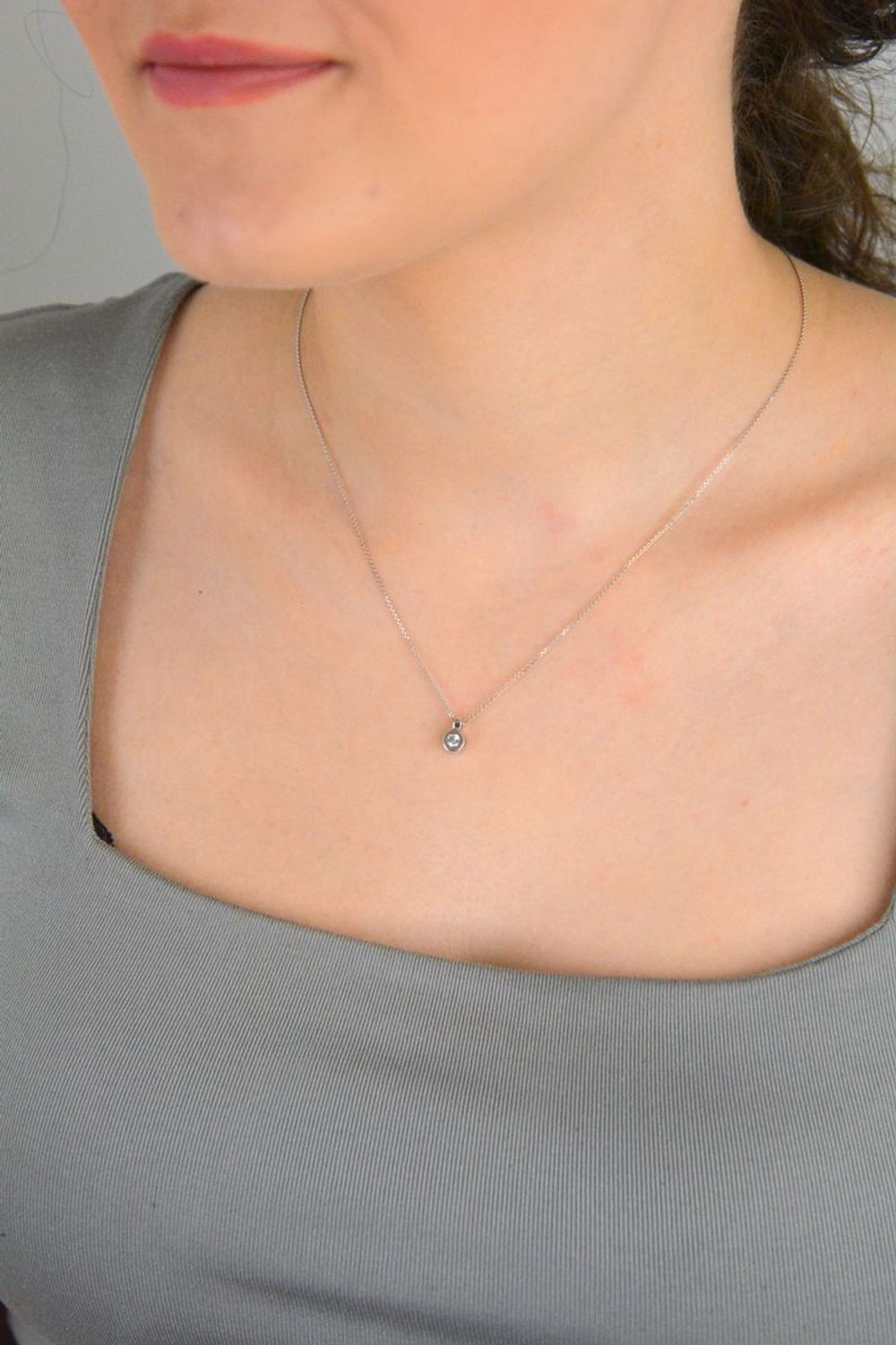 Naszyjnik z białego złota 585 z cyrkonią NSZ-000000-070-585 Naszyjnik z białego złota 585 z cyrkonią NSZ-000000-070-585 to wyjątkowy wybór dla osób ceniących elegancję i subtelne akcenty. 1.jpg