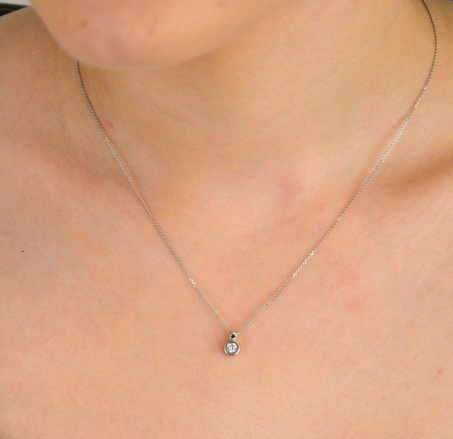 Naszyjnik z białego złota 585 z cyrkonią NSZ-000000-070-585 Naszyjnik z białego złota 585 z cyrkonią NSZ-000000-070-585 to wyjątkowy wybór dla osób ceniących elegancję i subtelne akcenty. 1.jpg