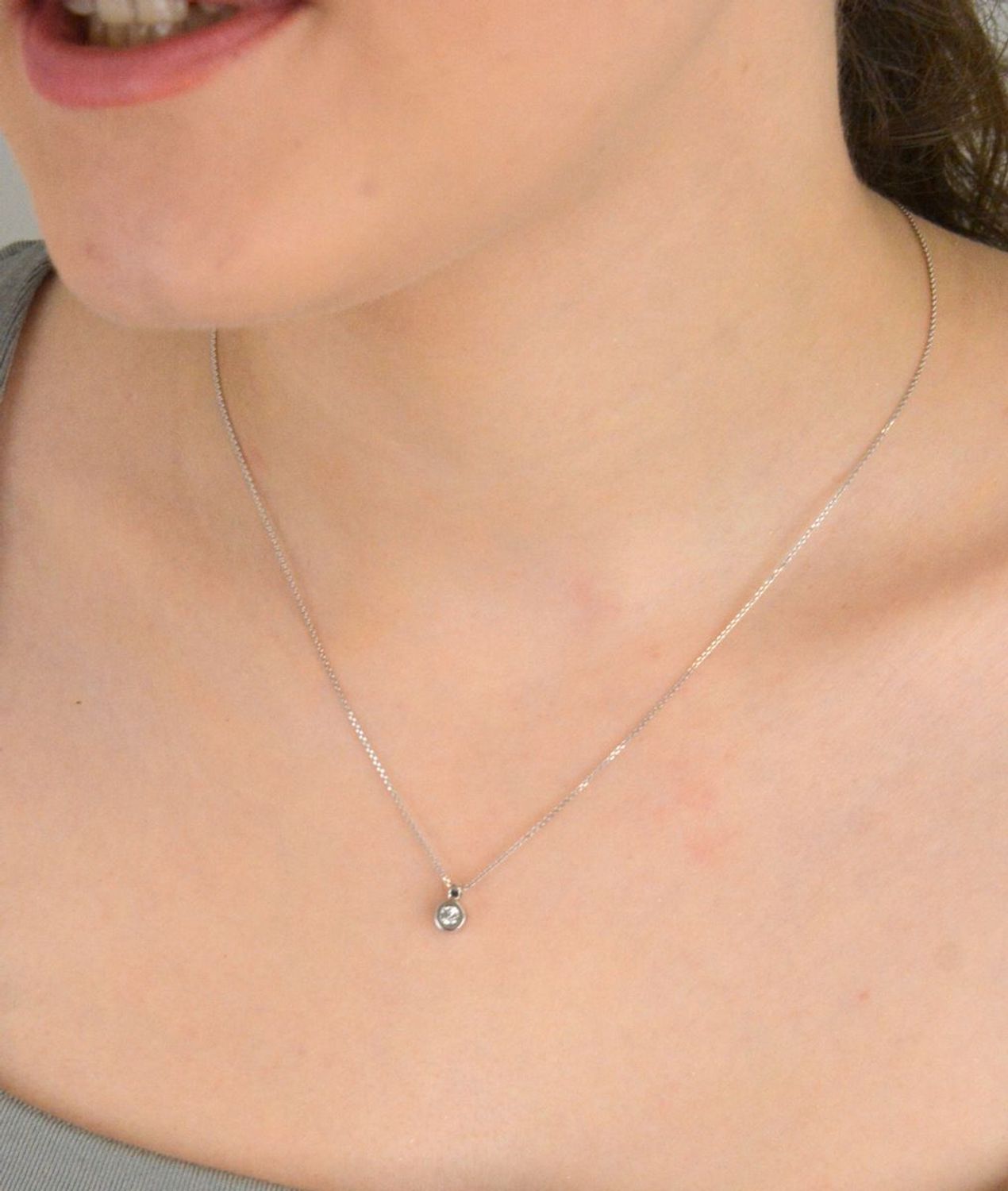 Naszyjnik z białego złota 585 z cyrkonią NSZ-000000-070-585 Naszyjnik z białego złota 585 z cyrkonią NSZ-000000-070-585 to wyjątkowy wybór dla osób ceniących elegancję i subtelne akcenty. 1.jpg