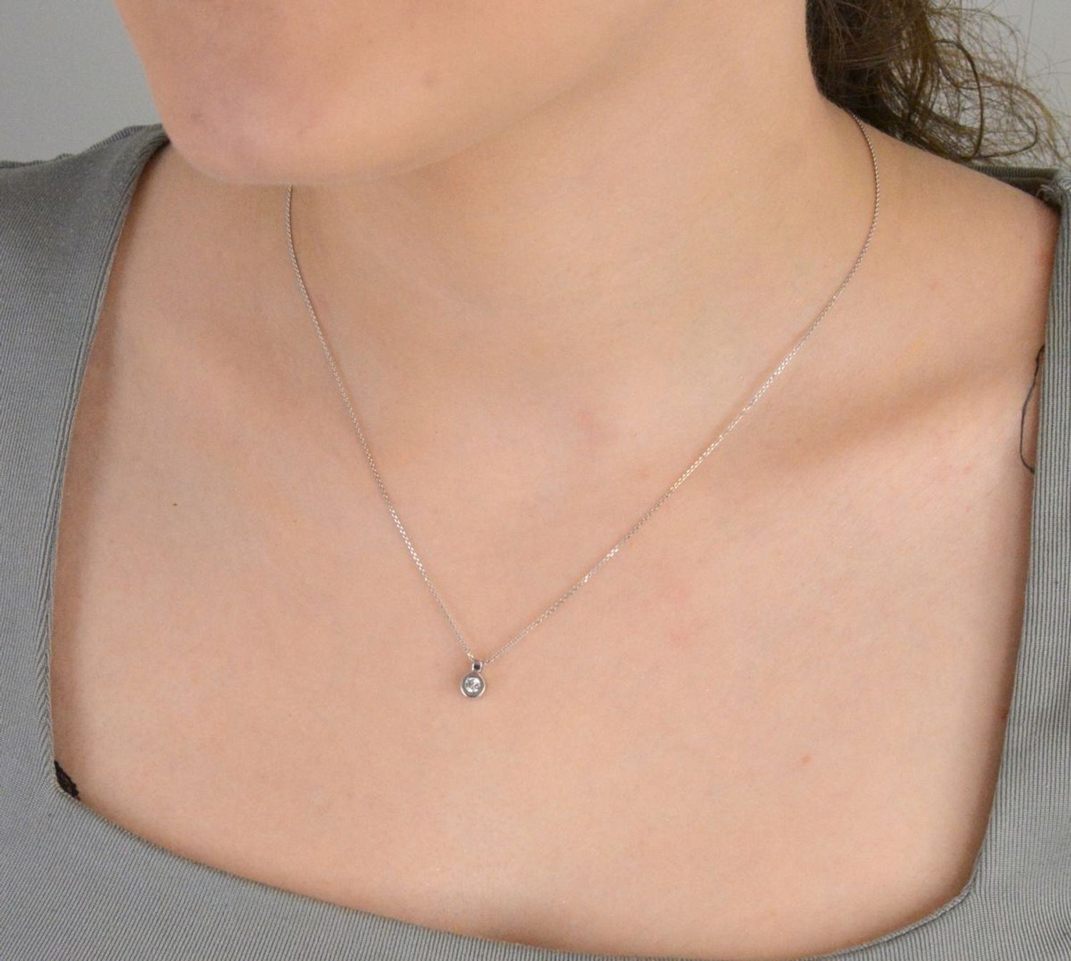 Naszyjnik z białego złota 585 z cyrkonią NSZ-000000-070-585 Naszyjnik z białego złota 585 z cyrkonią NSZ-000000-070-585 to wyjątkowy wybór dla osób ceniących elegancję i subtelne akcenty. 1.jpg