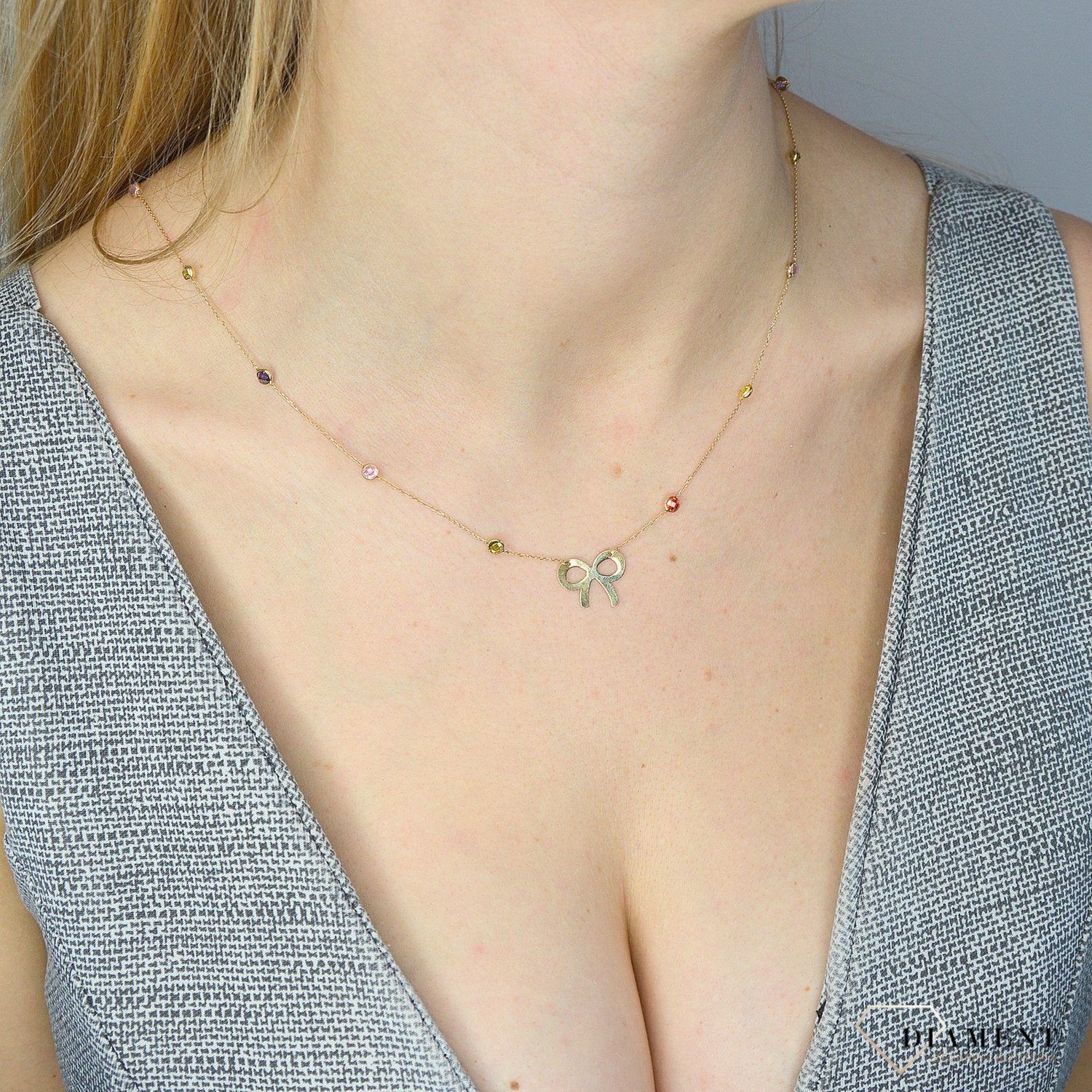 Naszyjnik złoty z kolorowymi cyrkoniami i kokardką NSZ-000000-115-585 Jest to idealny pomysł na prezent dla ukochanej, który został wykonany z wysokiej jakości 14-karatowego żółtego złota..jpg