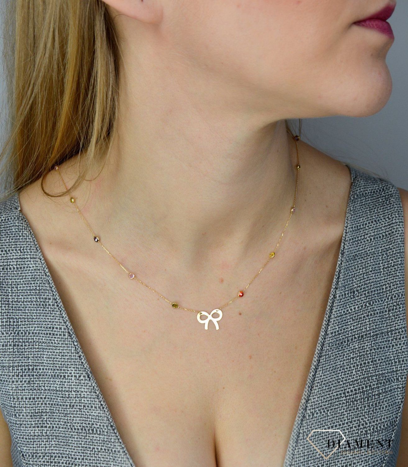 Naszyjnik złoty z kolorowymi cyrkoniami i kokardką NSZ-000000-115-585 Jest to idealny pomysł na prezent dla ukochanej, który został wykonany z wysokiej jakości 14-karatowego żółtego złota..jpg