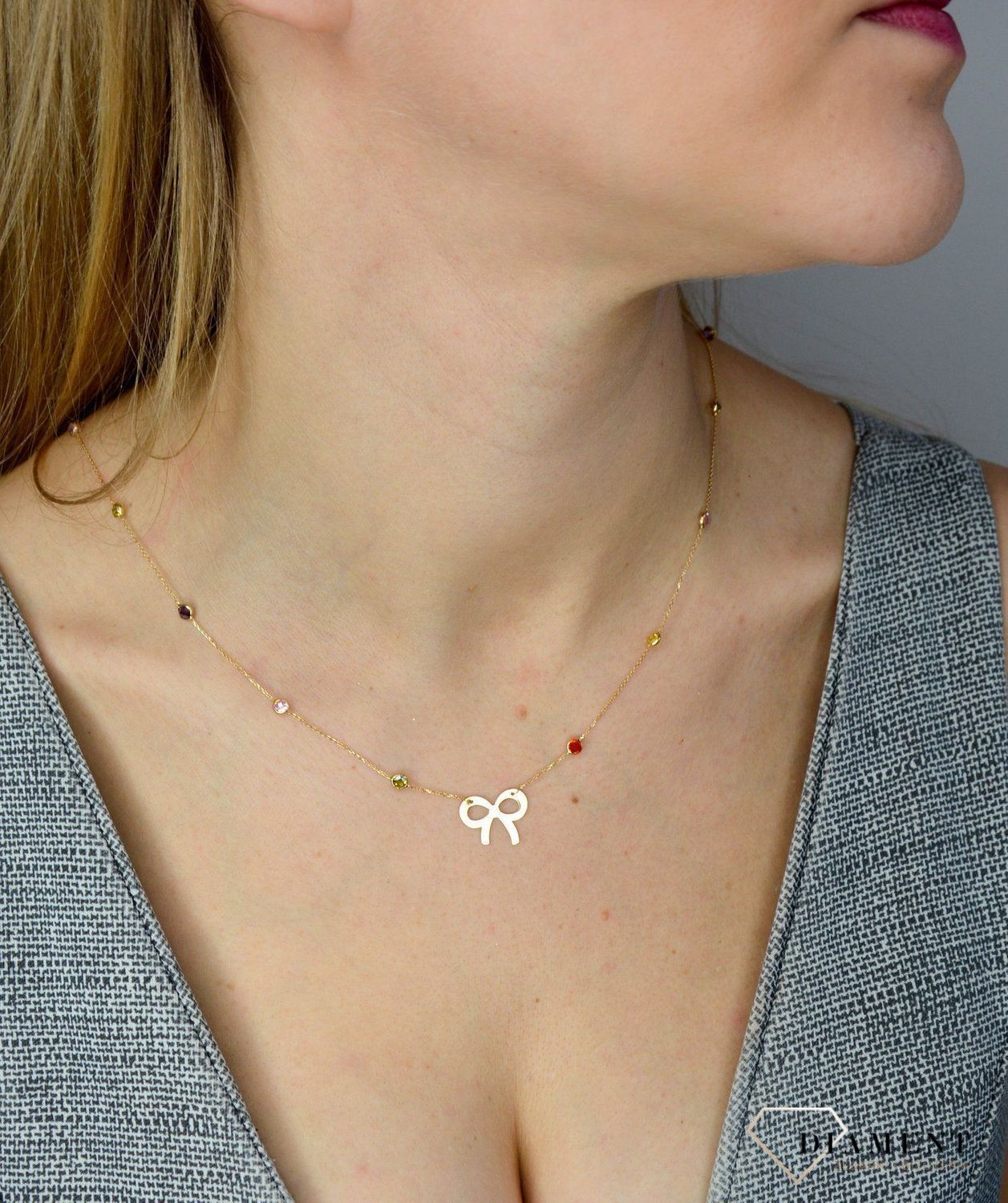 Naszyjnik złoty z kolorowymi cyrkoniami i kokardką NSZ-000000-115-585 Jest to idealny pomysł na prezent dla ukochanej, który został wykonany z wysokiej jakości 14-karatowego żółtego złota..jpg