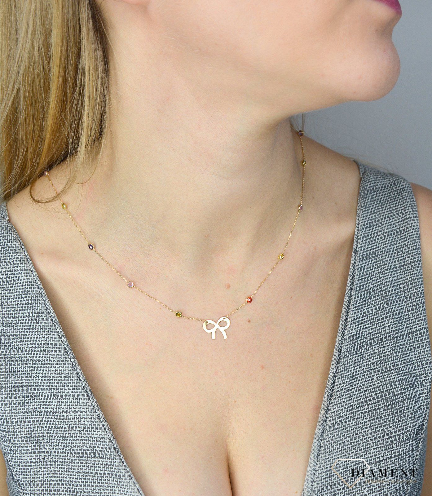 Naszyjnik złoty z kolorowymi cyrkoniami i kokardką NSZ-000000-115-585 Jest to idealny pomysł na prezent dla ukochanej, który został wykonany z wysokiej jakości 14-karatowego żółtego złota..jpg