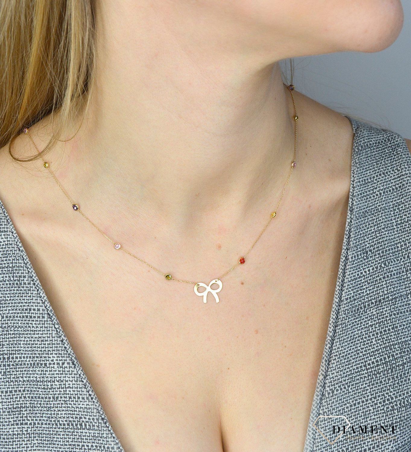 Naszyjnik złoty z kolorowymi cyrkoniami i kokardką NSZ-000000-115-585 Jest to idealny pomysł na prezent dla ukochanej, który został wykonany z wysokiej jakości 14-karatowego żółtego złota..jpg