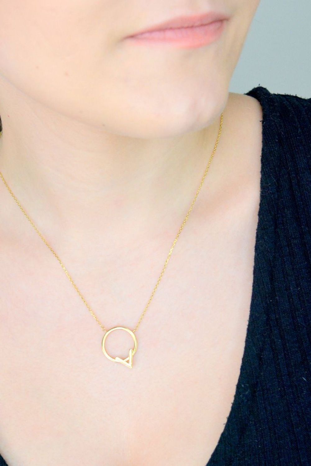 Złoty naszyjnik celebrytka  puste kółko  V-  333- NSZ-000000-129-333. Naszyjnik celebrytka kółeczko wykonany z 8-karatowego złota. Prezentowany złoty naszyjnik to doskonała propozycja 1.jpg