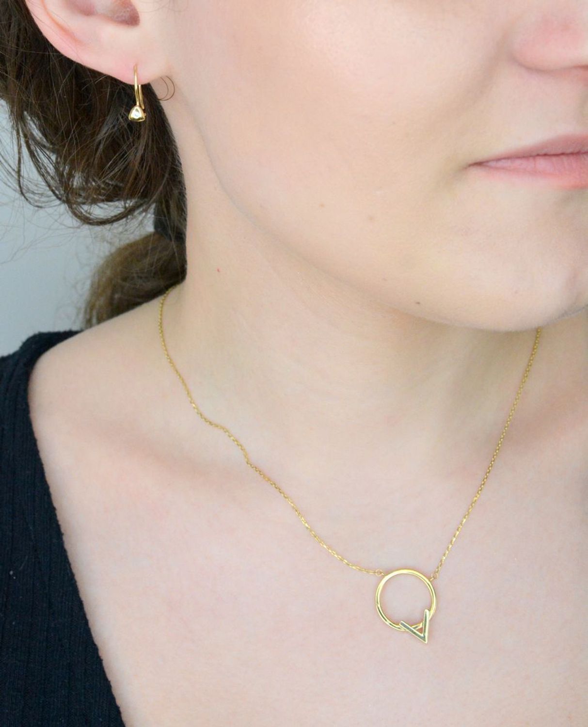 Złoty naszyjnik celebrytka  puste kółko  V-  333- NSZ-000000-129-333. Naszyjnik celebrytka kółeczko wykonany z 8-karatowego złota. Prezentowany złoty naszyjnik to doskonała propozycja 1.jpg