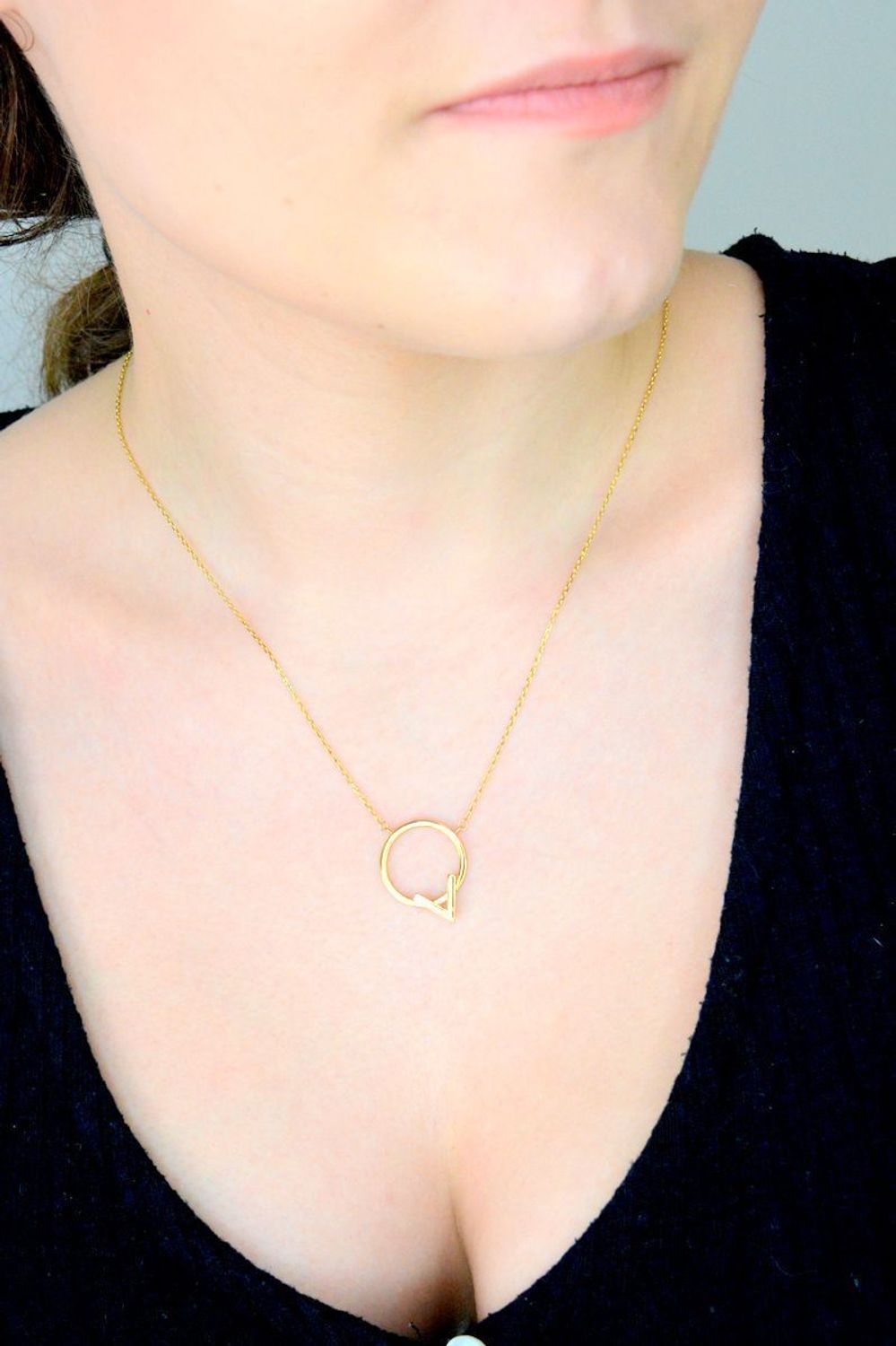 Złoty naszyjnik celebrytka  puste kółko  V-  333- NSZ-000000-129-333. Naszyjnik celebrytka kółeczko wykonany z 8-karatowego złota. Prezentowany złoty naszyjnik to doskonała propozycja 1.jpg