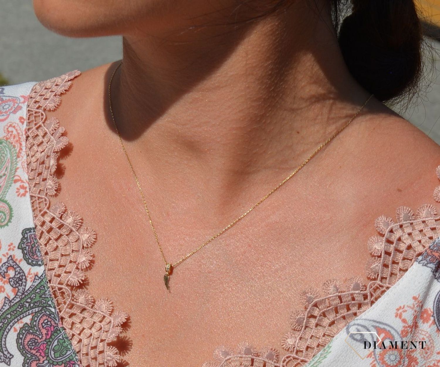 Złoty naszyjnik celebrytka 585 'kółko z cyrkonią i skrzydełko'.jpg