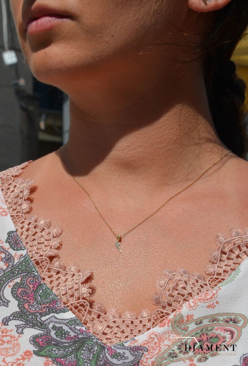 Złoty naszyjnik celebrytka 585 'kółko z cyrkonią i skrzydełko'.jpg