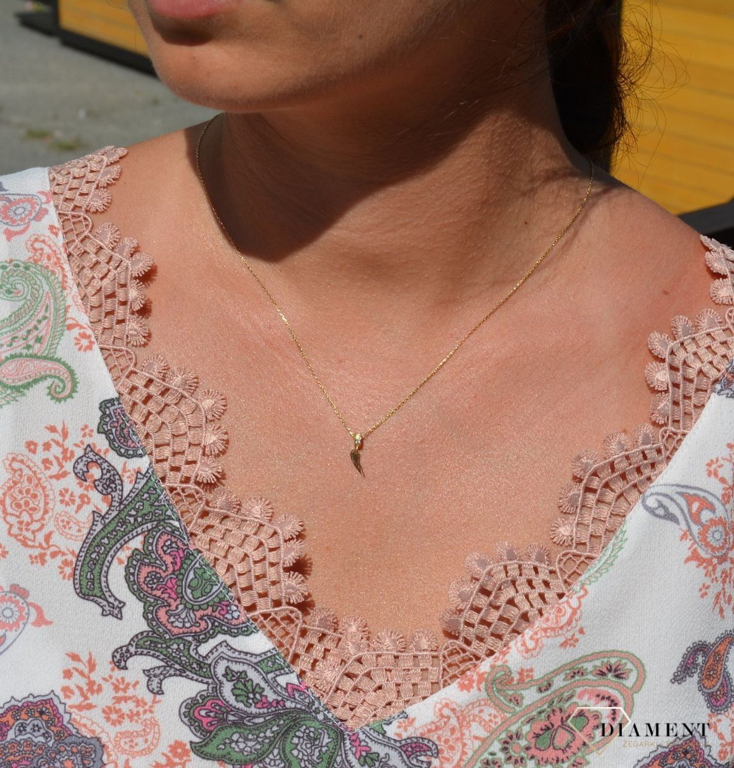 Złoty naszyjnik celebrytka 585 'kółko z cyrkonią i skrzydełko'.jpg