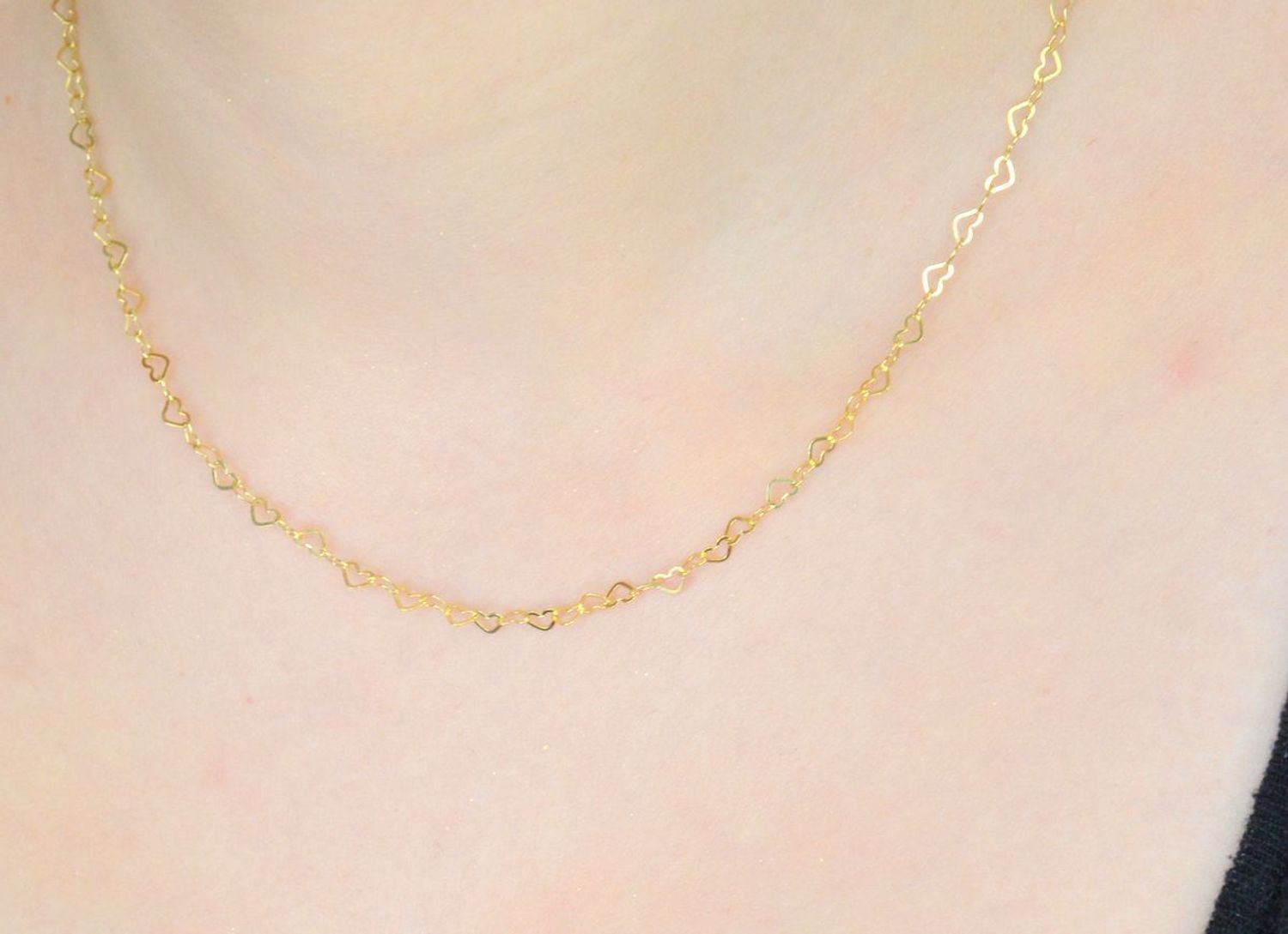 Złoty naszyjnik damski 585 łączone serduszka NSZ-000000-768-585 Naszyjnik damski złoty 585 o splocie łączonych serc to wyjątkowa biżuteria, która łączy w sobie 1.jpg