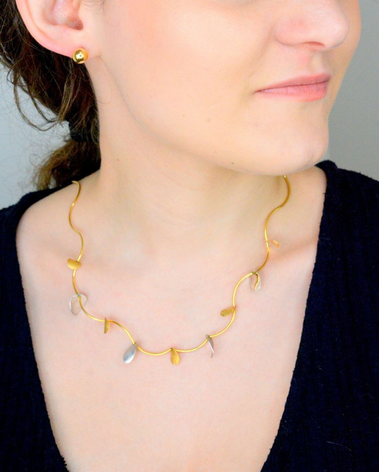 Naszyjnik złoty zdobiony blaszkami białe i żółte złoto 585, NSZ-000000-772-585, złota kolia, Złoty naszyjnik wykonany z najwyższej jakości złota próby 585. Łańcuszek składa się z owalnych 1.jpg