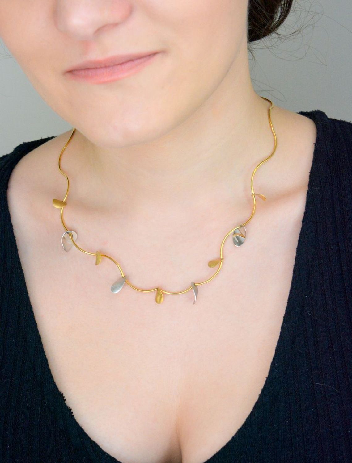 Naszyjnik złoty zdobiony blaszkami białe i żółte złoto 585, NSZ-000000-772-585, złota kolia, Złoty naszyjnik wykonany z najwyższej jakości złota próby 585. Łańcuszek składa się z owalnych 1.jpg