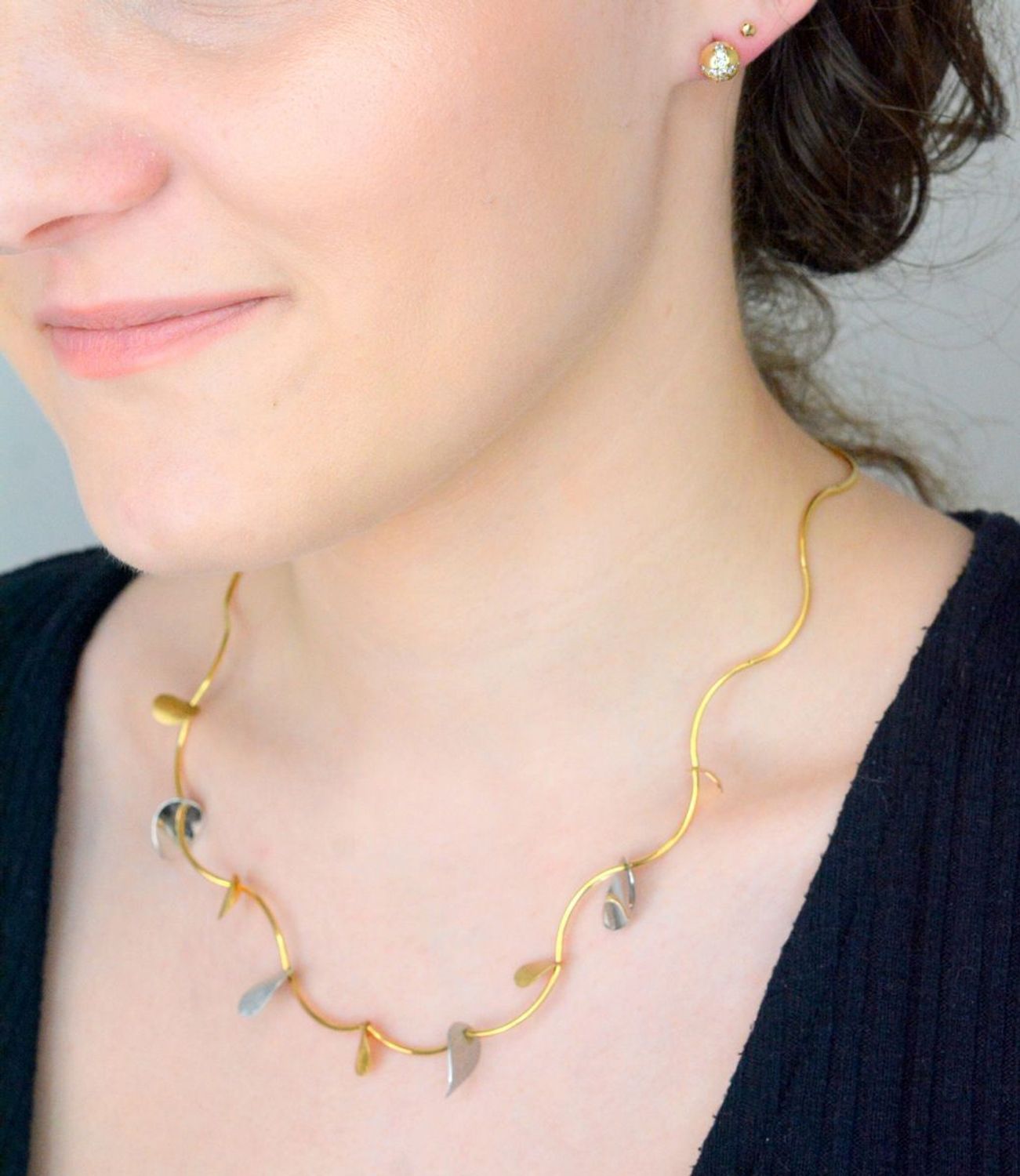 Naszyjnik złoty zdobiony blaszkami białe i żółte złoto 585, NSZ-000000-772-585, złota kolia, Złoty naszyjnik wykonany z najwyższej jakości złota próby 585. Łańcuszek składa się z owalnych 1.jpg