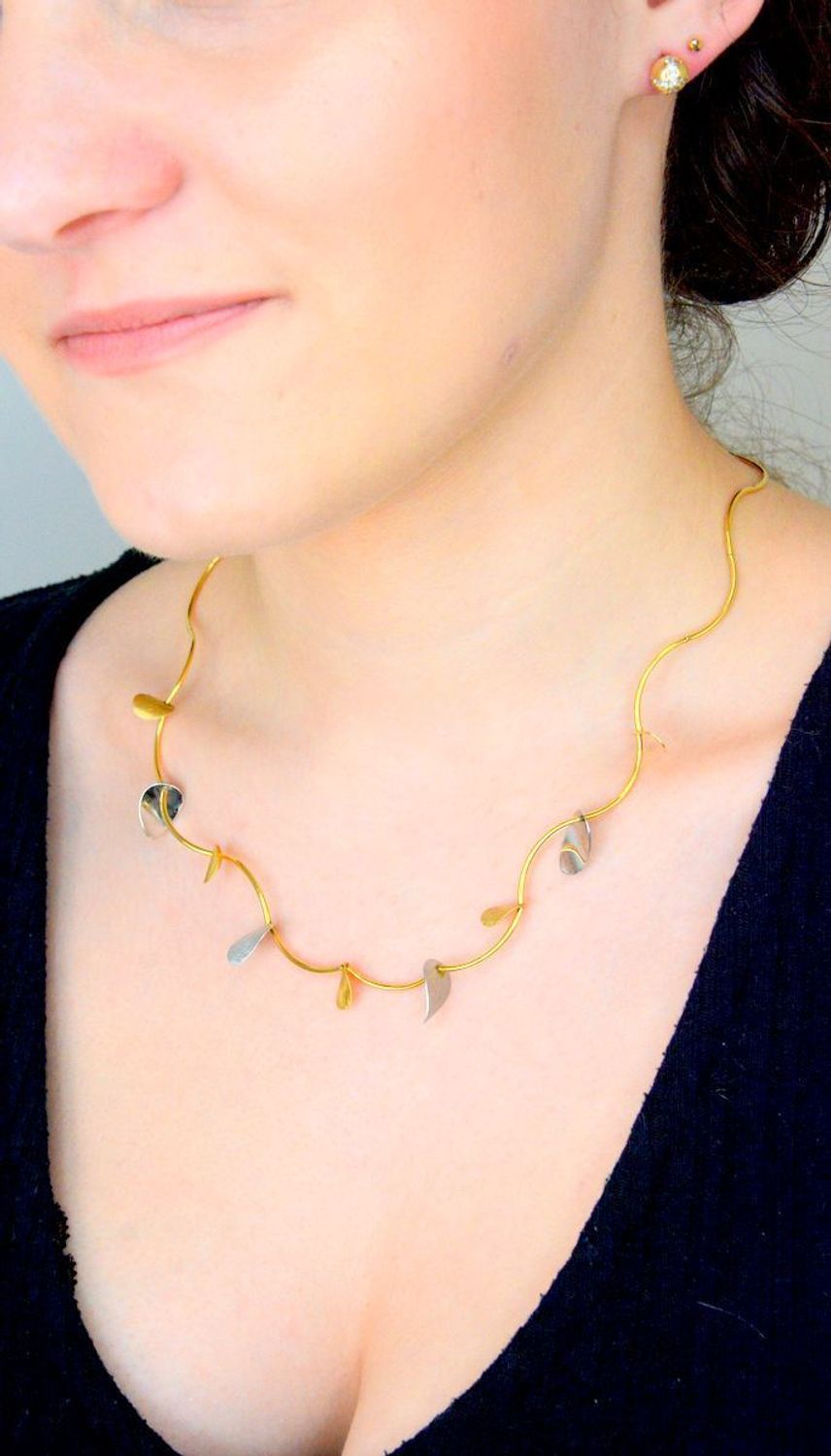 Naszyjnik złoty zdobiony blaszkami białe i żółte złoto 585, NSZ-000000-772-585, złota kolia, Złoty naszyjnik wykonany z najwyższej jakości złota próby 585. Łańcuszek składa się z owalnych 1.jpg