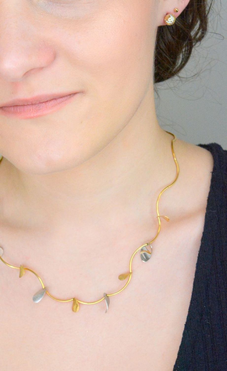 Naszyjnik złoty zdobiony blaszkami białe i żółte złoto 585, NSZ-000000-772-585, złota kolia, Złoty naszyjnik wykonany z najwyższej jakości złota próby 585. Łańcuszek składa się z owalnych 1.jpg