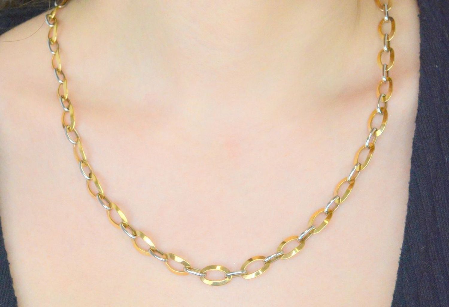 Naszyjnik złoty duże ogniwa białe i żółte złoto próba 585 NSZ-000000-777-585.  Złoty naszyjnik efektowny z grubych podłużnych oczek. Wykonana ze 14-karatowego żółtego złota, próba 585. 1.jpg