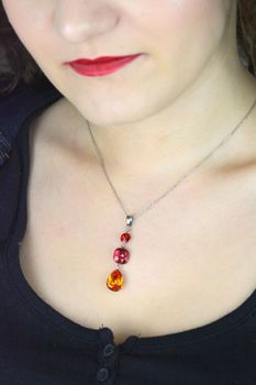 Srebrny naszyjnik z trzema kryształami Swarovski® w kolorach Light Siam, Indian Pink i Tangerine. Stylowy, kobiecy i kolorowy dodatek – łańcuszek 47 cm, zawieszka 5,1 cm (1).JPG