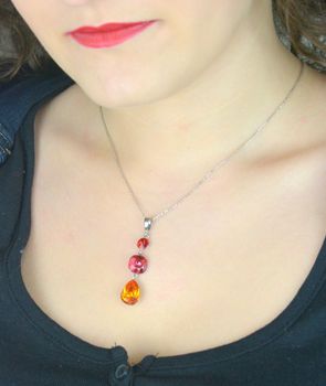Srebrny naszyjnik z trzema kryształami Swarovski® w kolorach Light Siam, Indian Pink i Tangerine. Stylowy, kobiecy i kolorowy dodatek – łańcuszek 47 cm, zawieszka 5,1 cm (2).JPG