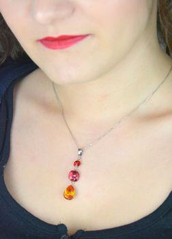 Srebrny naszyjnik z trzema kryształami Swarovski® w kolorach Light Siam, Indian Pink i Tangerine. Stylowy, kobiecy i kolorowy dodatek – łańcuszek 47 cm, zawieszka 5,1 cm (3).JPG