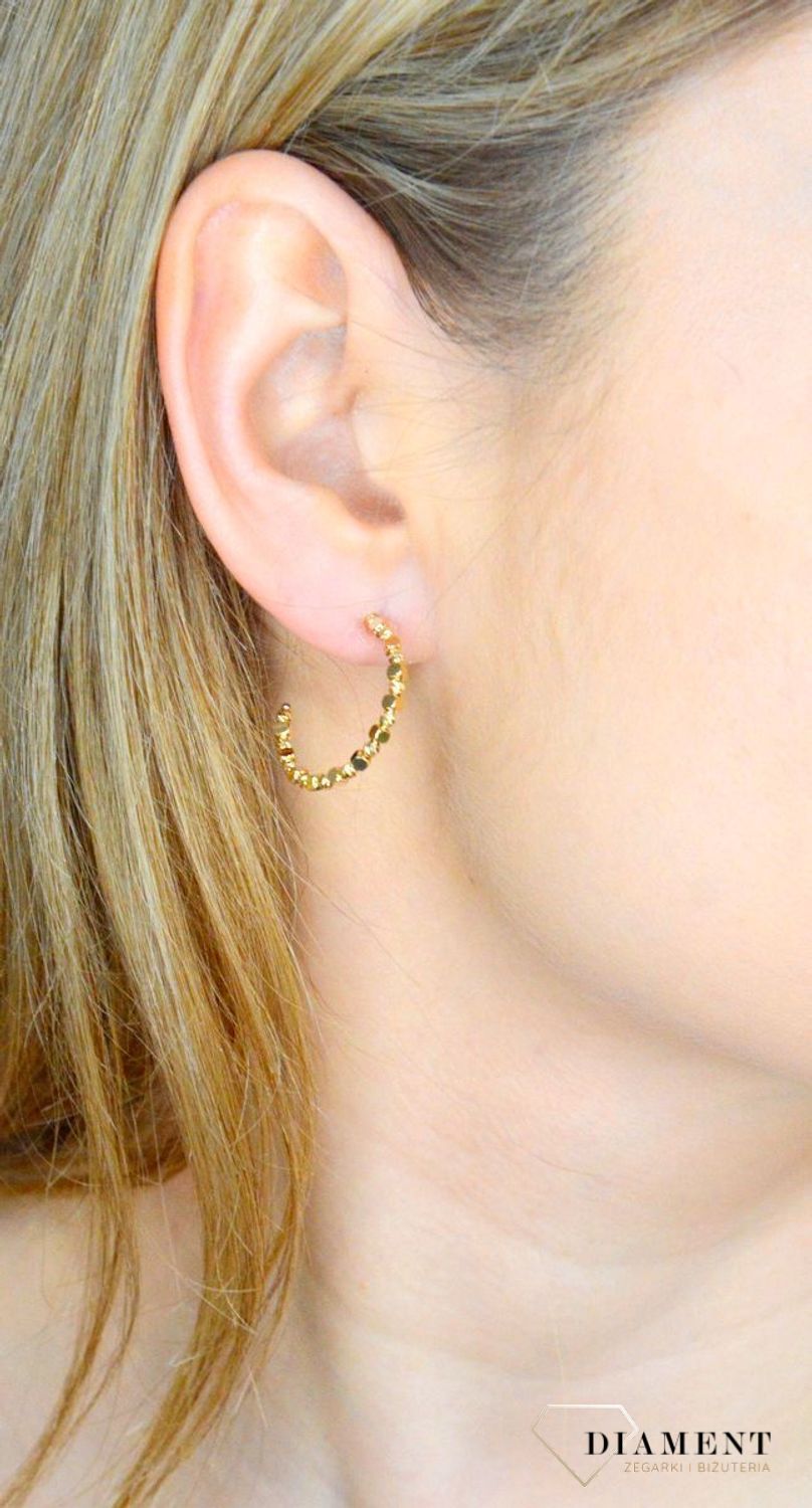 Złote kolczyki damskie 585 ozdobne kółka na sztyft O6091. Złote kolczyki damskie. Złote kolczyki zdobione kółka. Kolczyki złote kółeczka. Złote kolczyki na sztyft na prezent..jpg