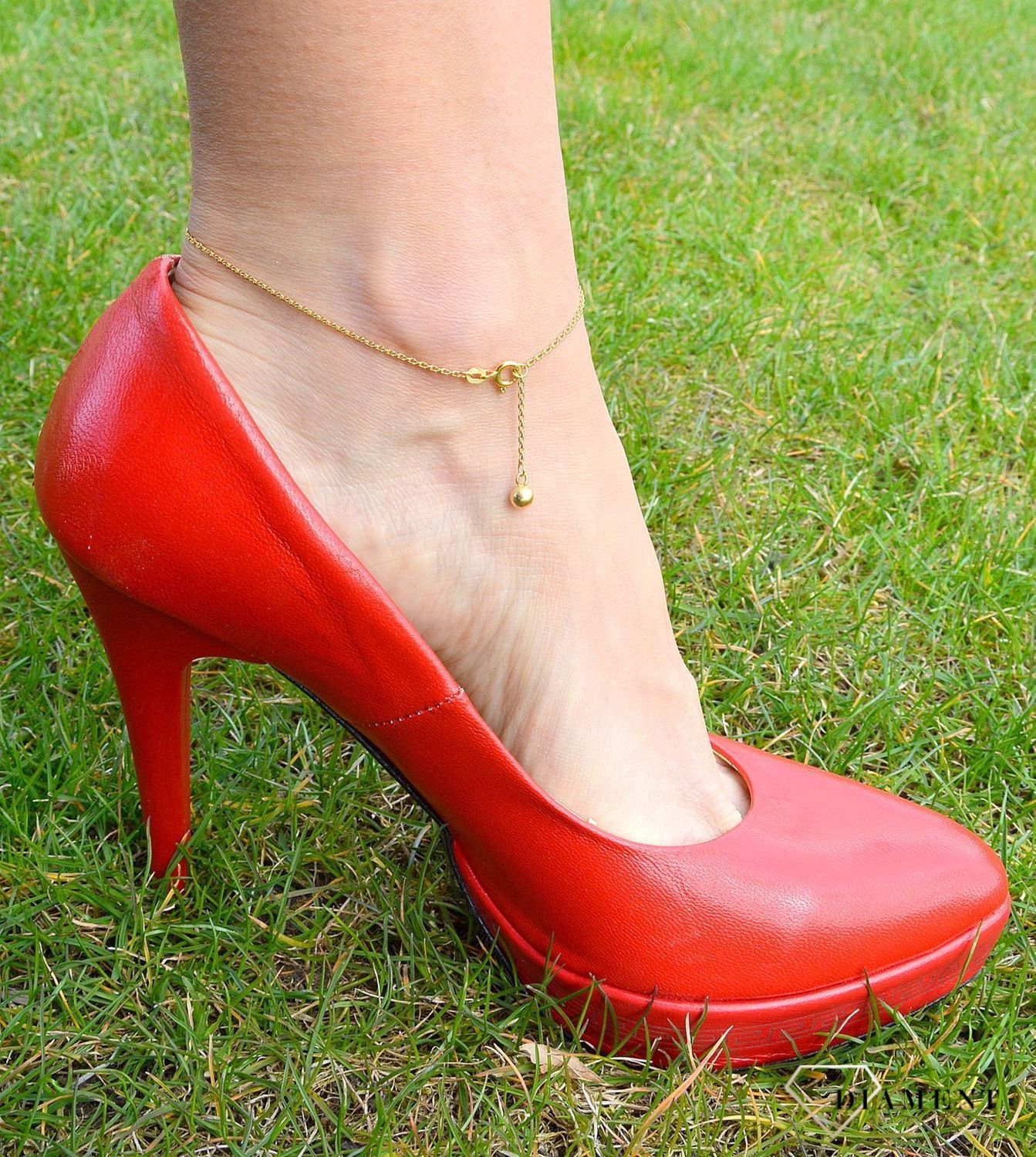 Złota bransoletka na nogę z kuleczką 585.jpg