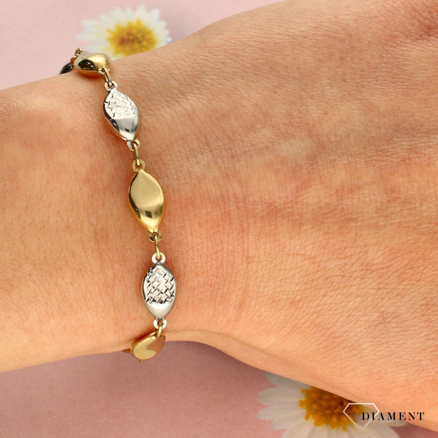 Bardzo efektowna i zdobna złota bransoletka w wydaniu dwóch kolorów. Bransoletka posiada zapięcie na karabińczyk. Idealna na prezent (1).jpg