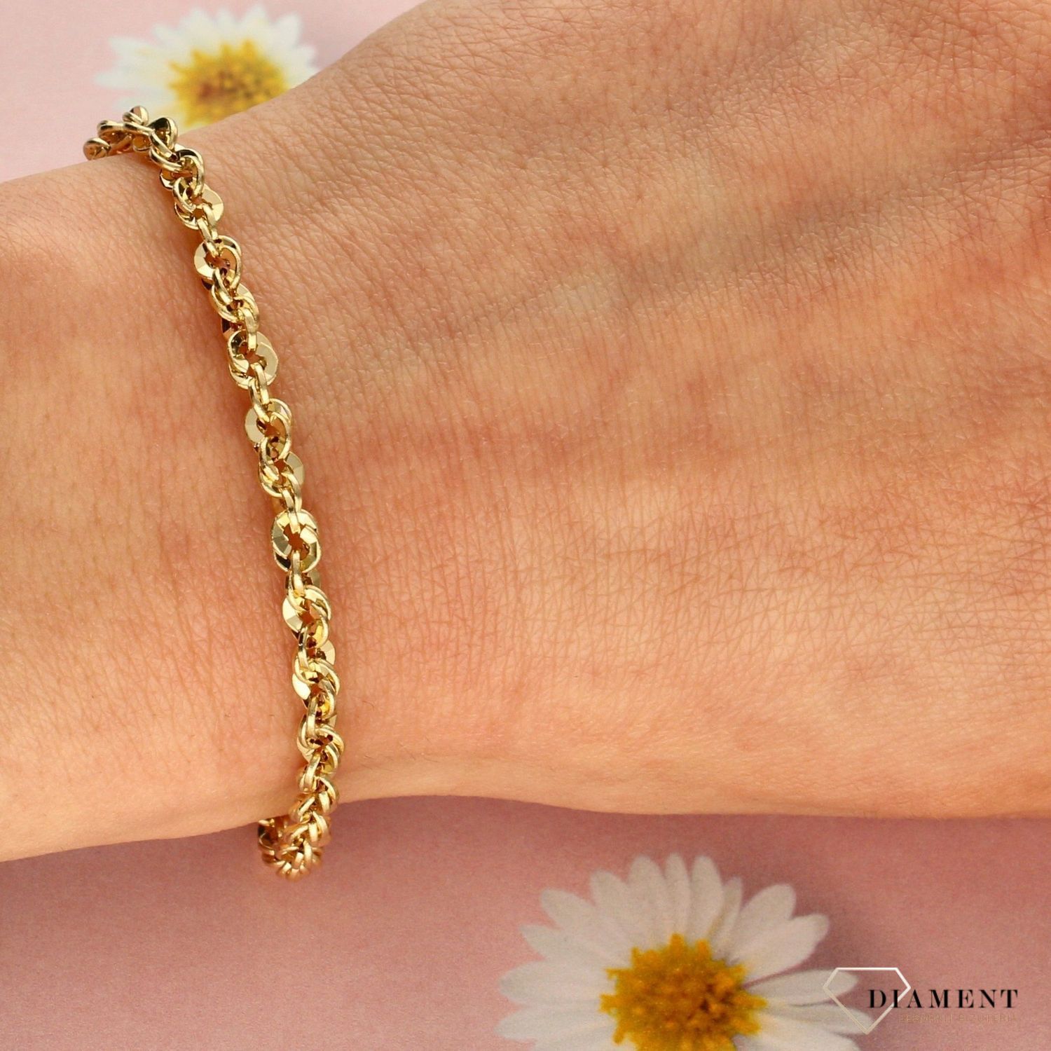 Złota bransoletka o pięknym i nowoczesnym splocie. Bransoletka wykonana z wysokiej jakości złota 585. Piękny prezent dla ukochanej osoby (2).jpg