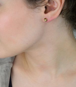 Odkryj grawerowane kolczyki złote próby 333 w kształcie półkulki o średnicy 5 mm. Lekkie (0,78 g), z wygodnym zapięciem na wkrętki – idealne na co dzień i na prezent! (1).JPG