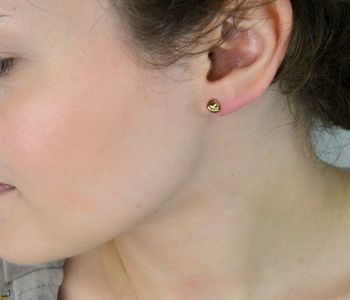 Odkryj grawerowane kolczyki złote próby 333 w kształcie półkulki o średnicy 5 mm. Lekkie (0,78 g), z wygodnym zapięciem na wkrętki – idealne na co dzień i na prezent! (3).JPG