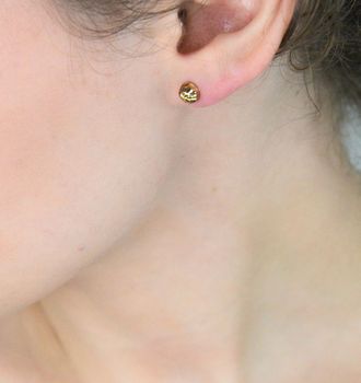 Odkryj grawerowane kolczyki złote próby 333 w kształcie półkulki o średnicy 5 mm. Lekkie (0,78 g), z wygodnym zapięciem na wkrętki – idealne na co dzień i na prezent! (5).JPG