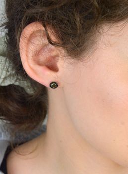 Kolczyki kółeczka płaskie z czarna cyrkonią pr 333, OPK000000-390 Eleganckie i nowoczesne złote kolczyki kółeczka z czarną cyrkonią to doskonały wybór dla kobiet ceniących minimalizm i subtelną (1).JPG