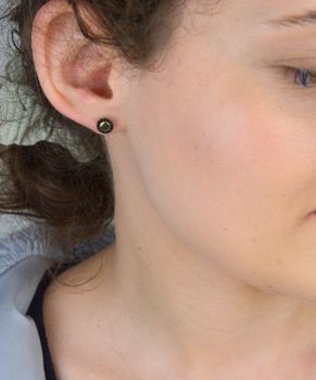 Kolczyki kółeczka płaskie z czarna cyrkonią pr 333, OPK000000-390 Eleganckie i nowoczesne złote kolczyki kółeczka z czarną cyrkonią to doskonały wybór dla kobiet ceniących minimalizm i subtelną (2).JPG