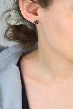 Kolczyki kółeczka płaskie z czarna cyrkonią pr 333, OPK000000-390 Eleganckie i nowoczesne złote kolczyki kółeczka z czarną cyrkonią to doskonały wybór dla kobiet ceniących minimalizm i subtelną (3).JPG