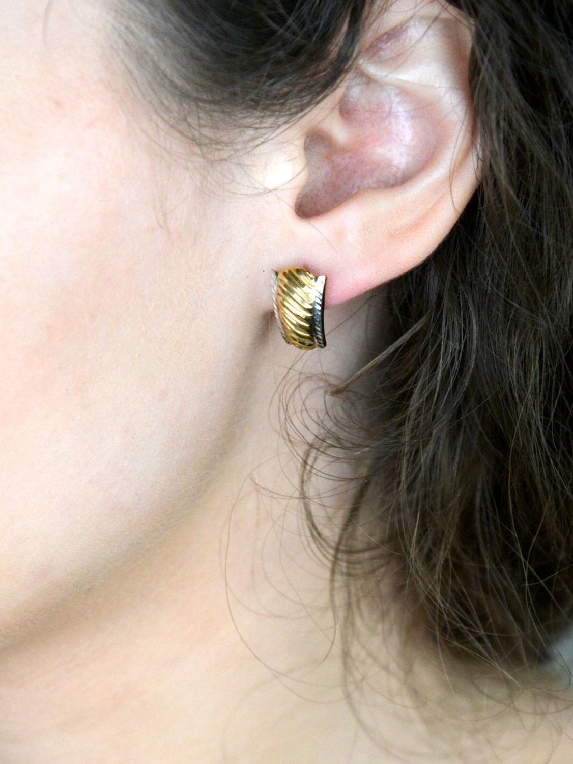 Kolczyki złote zap.ang. grawerowane pr 333, OPK000000-412 Kolczyki złote, wykonane z wysokiej jakości złota próby 333, to subtelna i elegancka biżuteria, która z pewnością doda 1.jpg