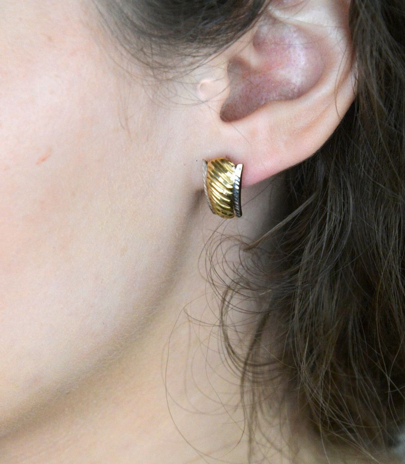 Kolczyki złote zap.ang. grawerowane pr 333, OPK000000-412 Kolczyki złote, wykonane z wysokiej jakości złota próby 333, to subtelna i elegancka biżuteria, która z pewnością doda 1.jpg