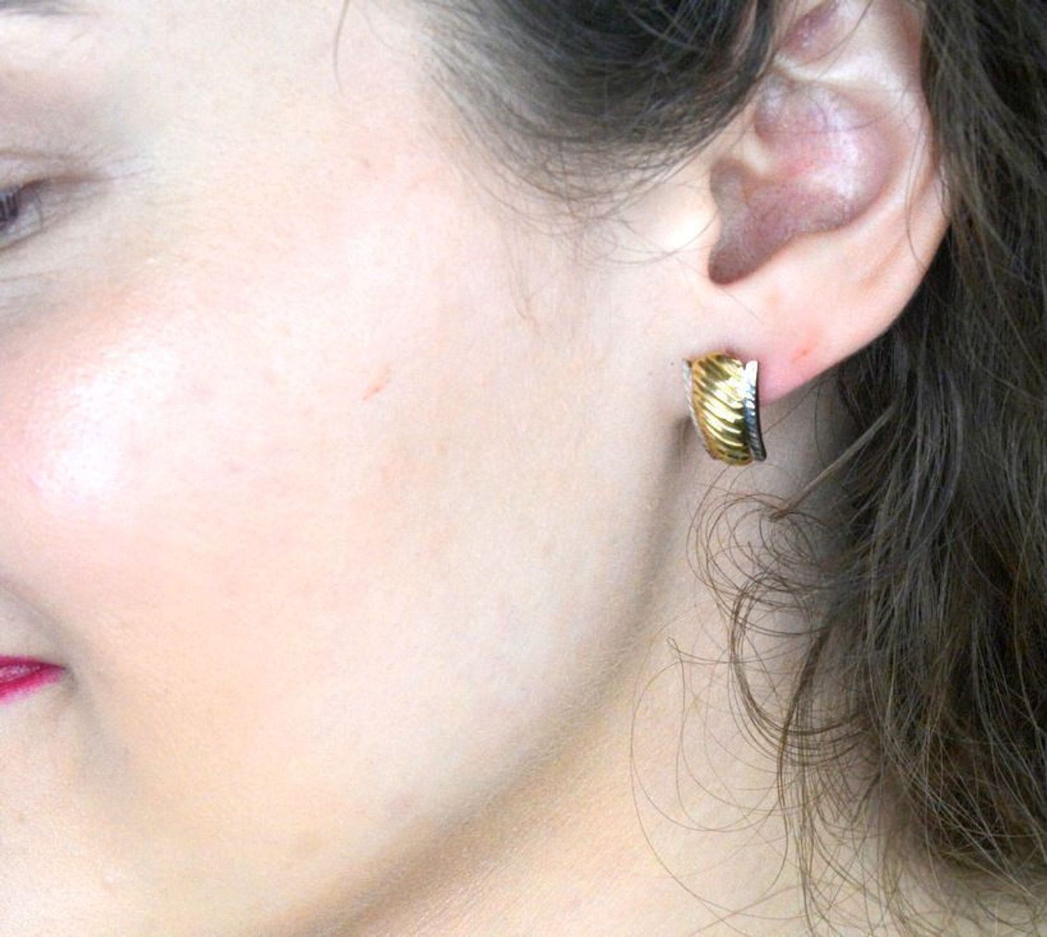 Kolczyki złote zap.ang. grawerowane pr 333, OPK000000-412 Kolczyki złote, wykonane z wysokiej jakości złota próby 333, to subtelna i elegancka biżuteria, która z pewnością doda 1.jpg